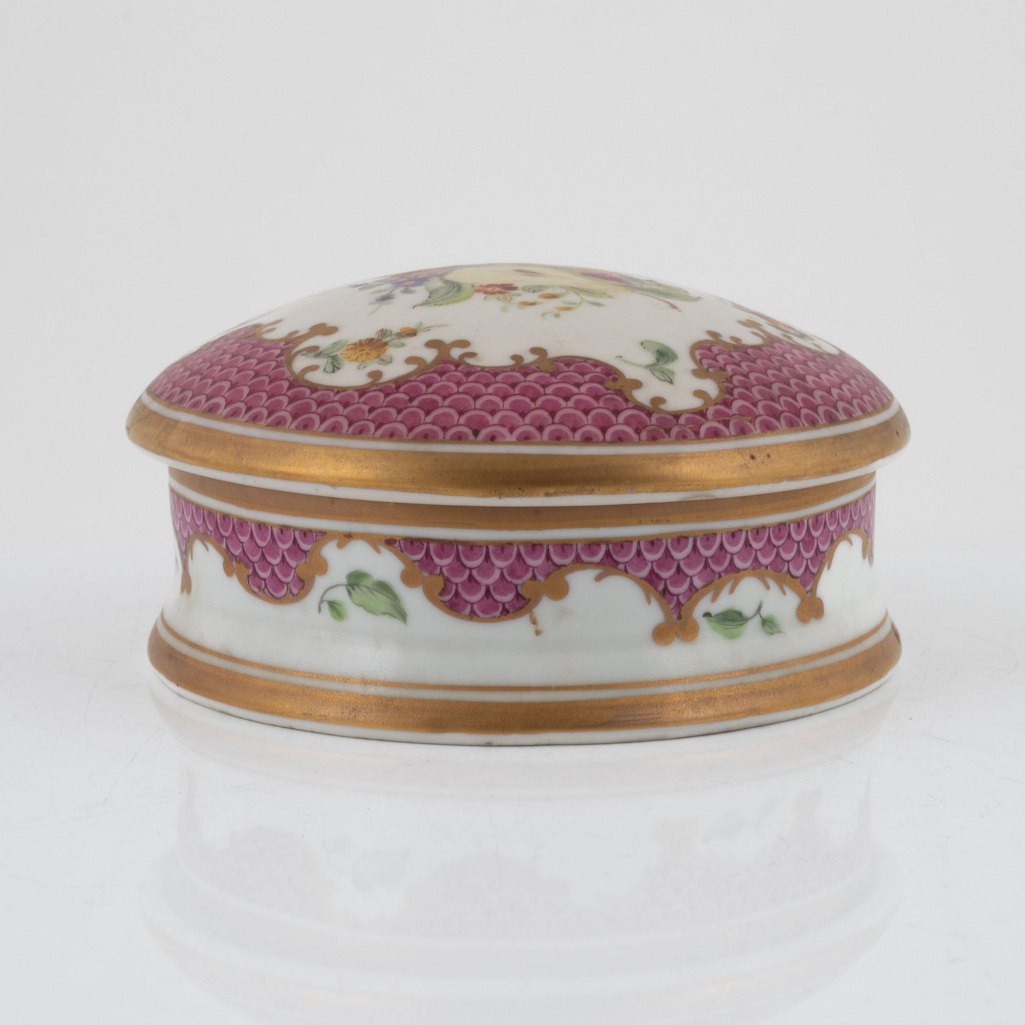 A porcelain box, 19th Century.