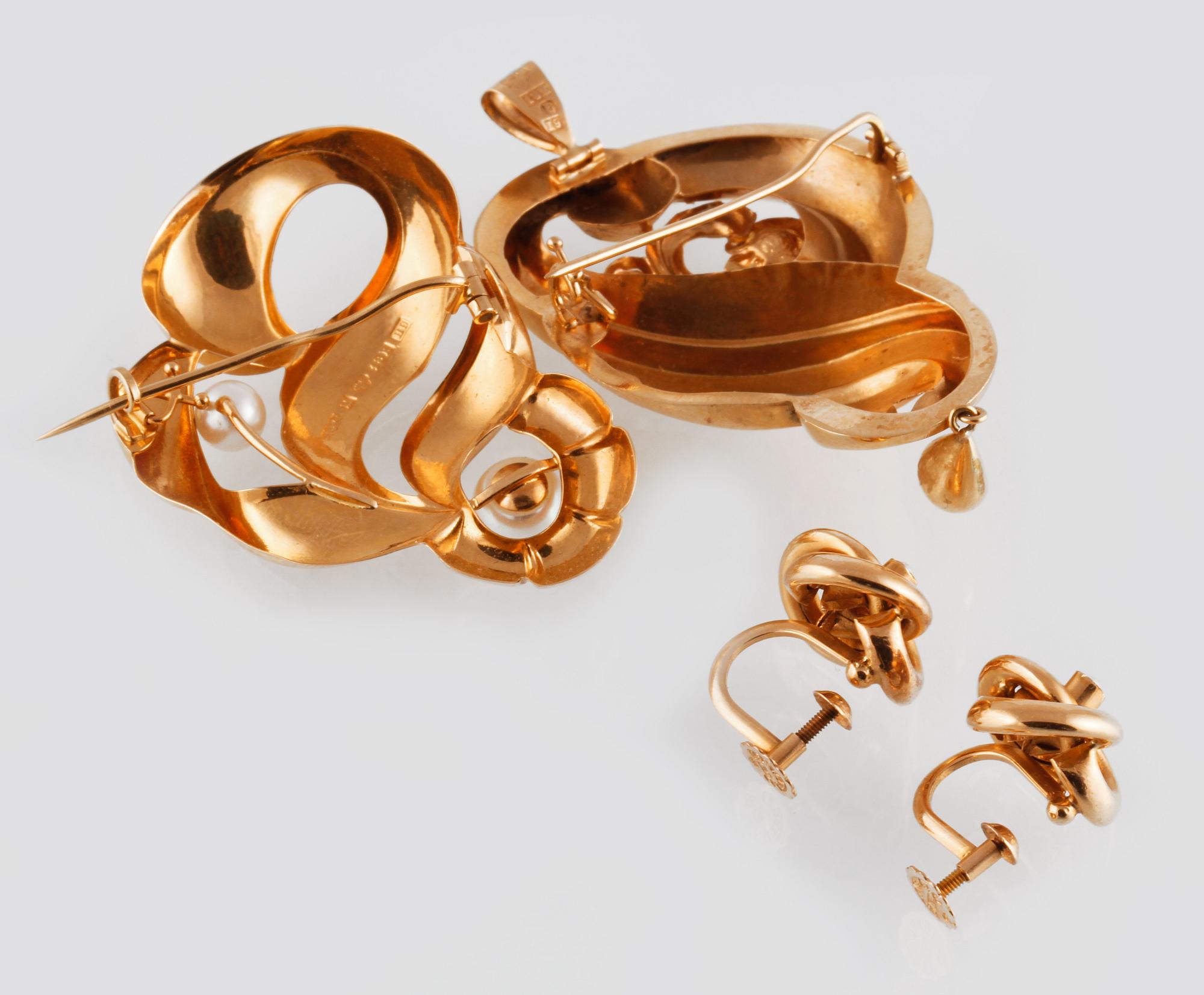 BROSCHER, 2 st, samt ÖRHÄNGEN, 18K guld med odlade pärlor, delvis Gustav Dahlgren & Co, Malmö, 1958. Vikt 13,3 gram.
