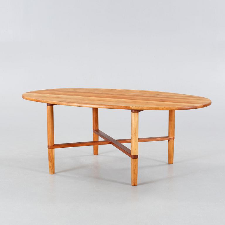 A coffee table named "Opus 9", designed Søren Nissen och Ebbe Gehl and made in the 21th century.