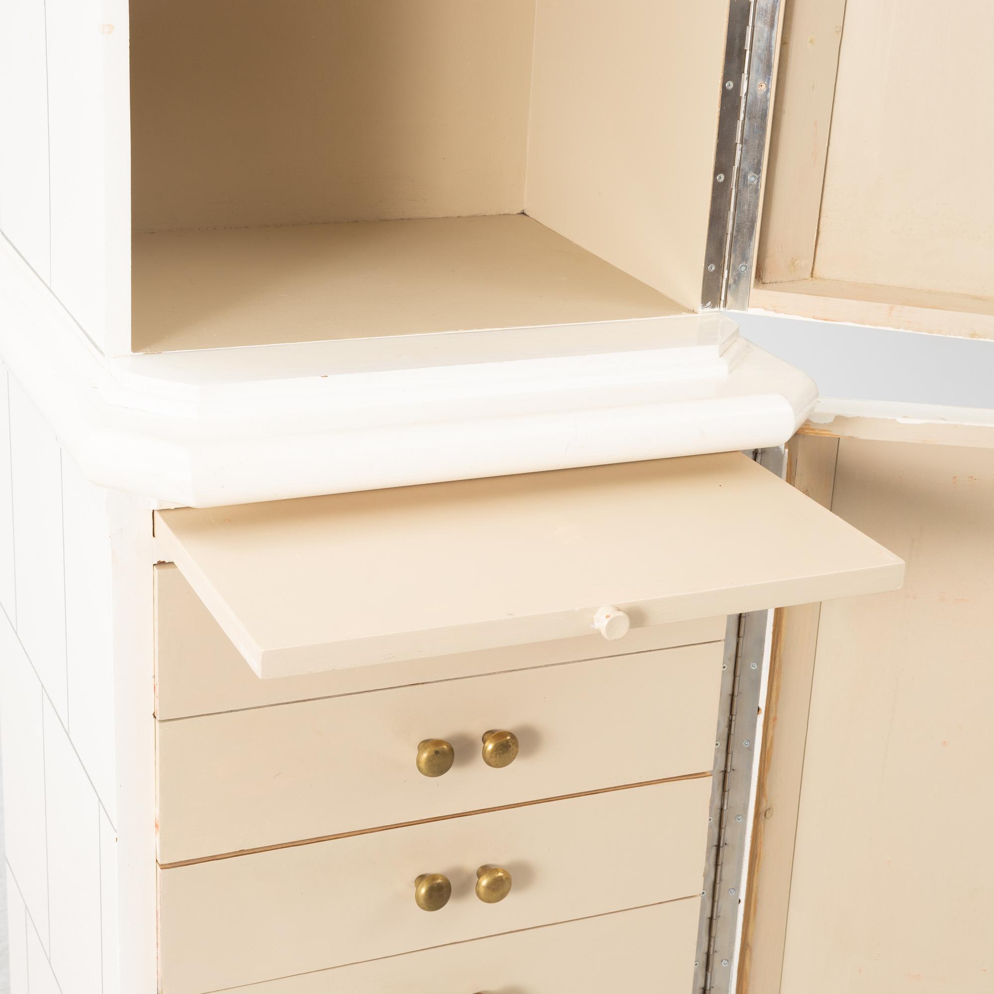 Kakelugnsskåp, omkring 2000.