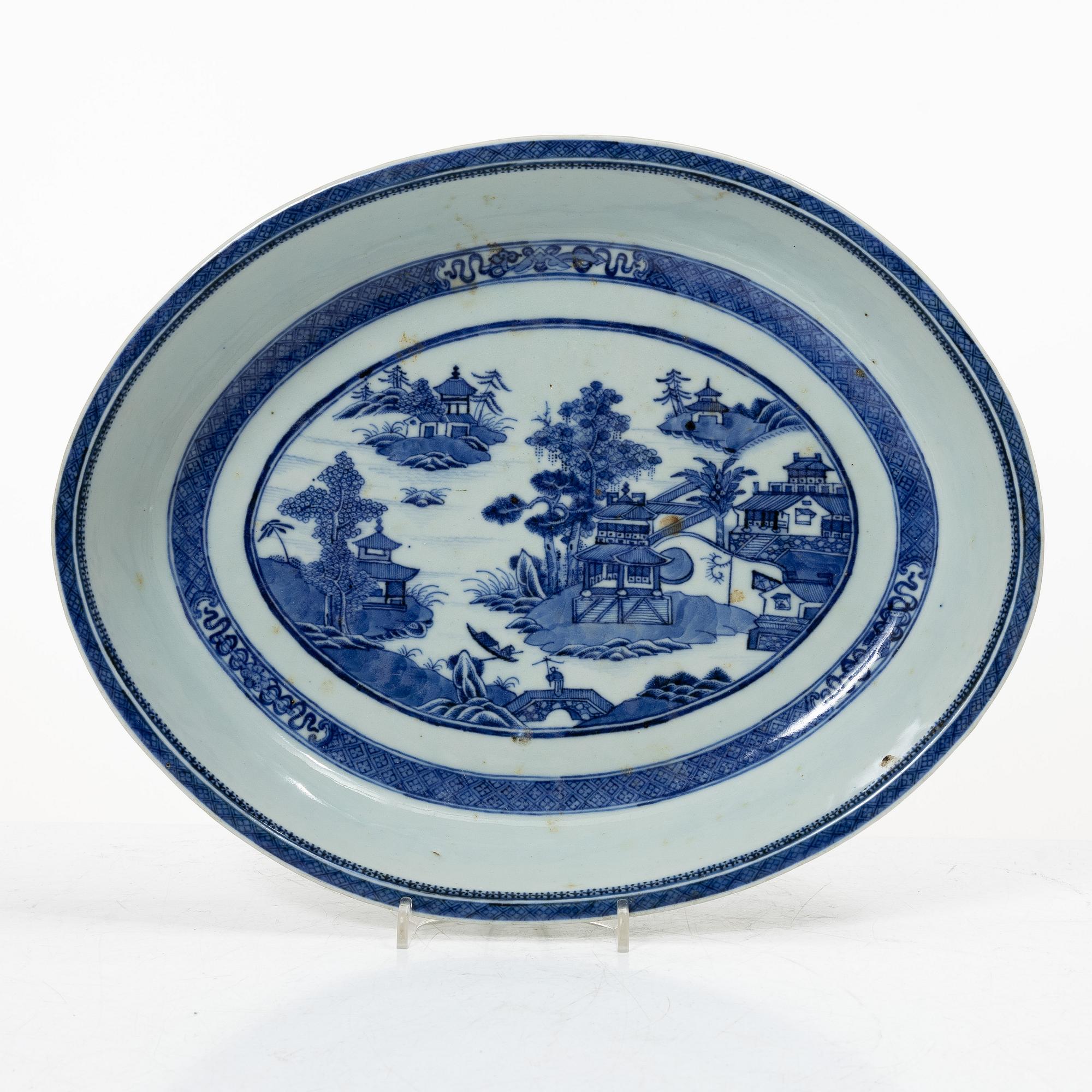 A blue and white export porcelain dish, China, Qianlong (1736-95).