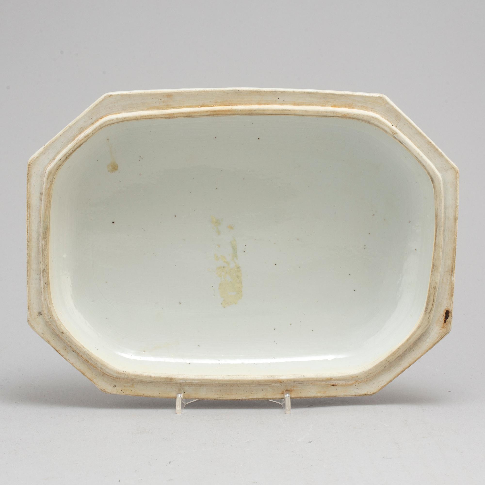 A blue and white cover for tauren, Qing dynasty, Qianlong (1736-95).