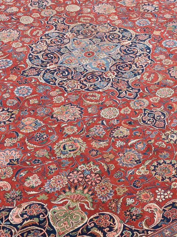 SEMI-ANTIQUE KASHAN. 394 x 309,5 cm.