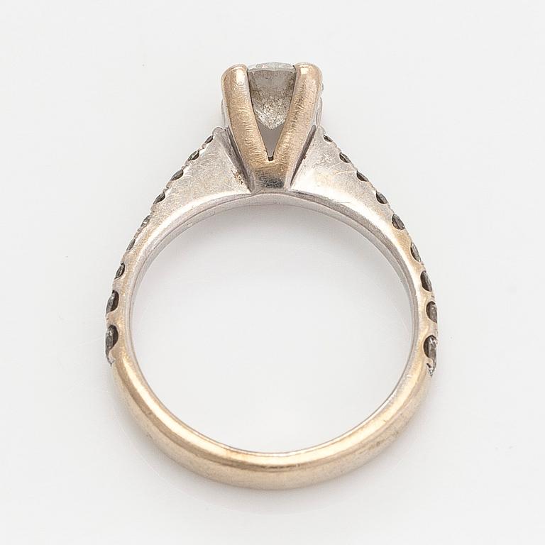 Ring, 18K vitguld med briljantslipade diamanter.