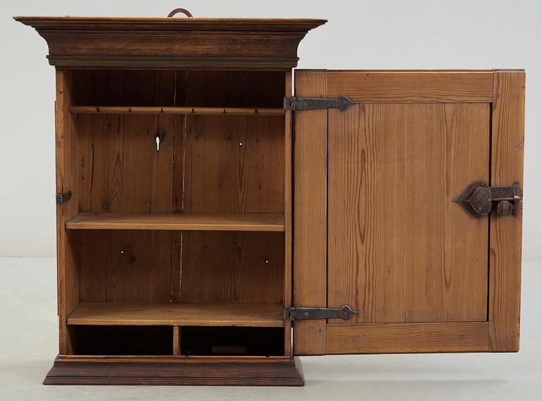 HÄNGSKÅP, allmoge, 1700-tal.