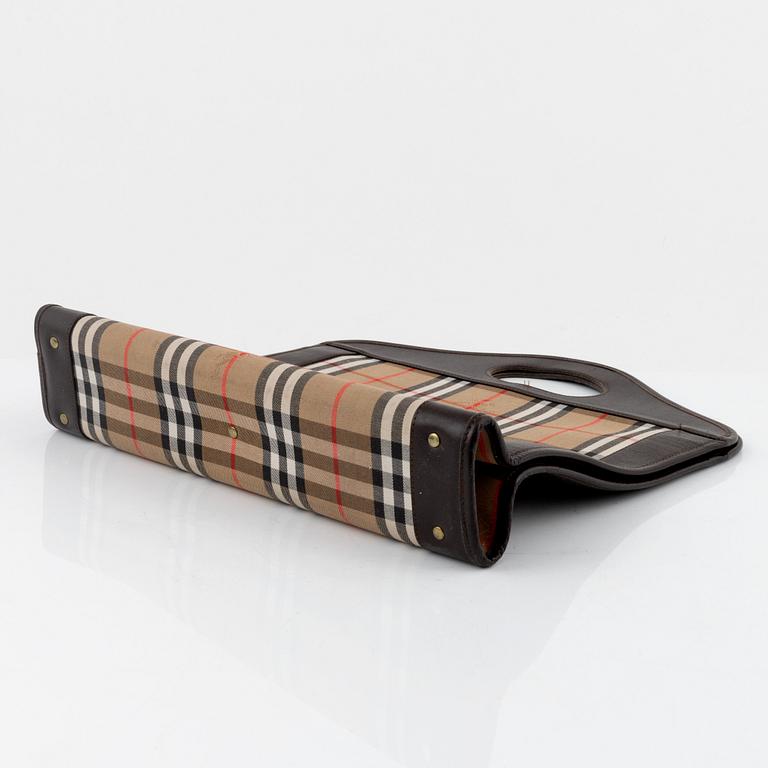 Burberry, väska och paraply.