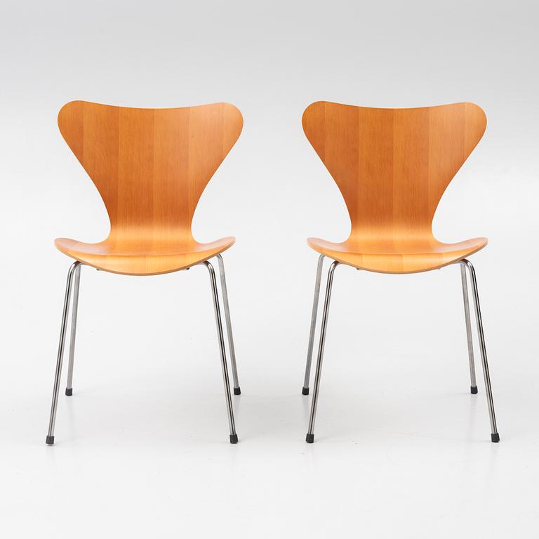 Arne Jacobsen, stolar, ett par, "Sjuan", Fritz Hansen, Danmark 2015.