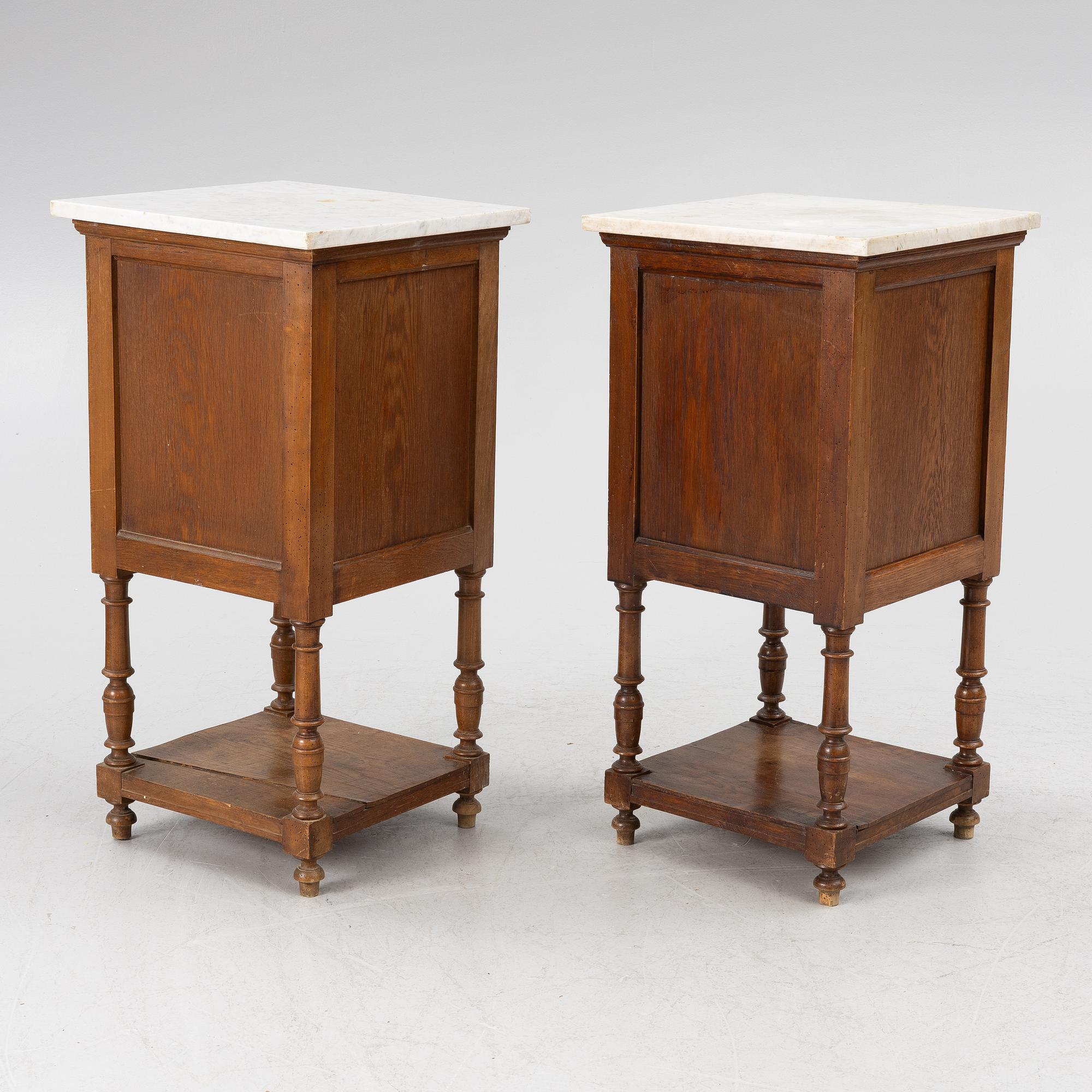 Á pair of bedside tables, circa 1900.