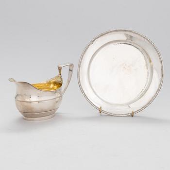 Lautanen ja kermakko, hopeaa, G. Holmberg, Turku 1837 ja I. Thiel, Kuopio 1841.