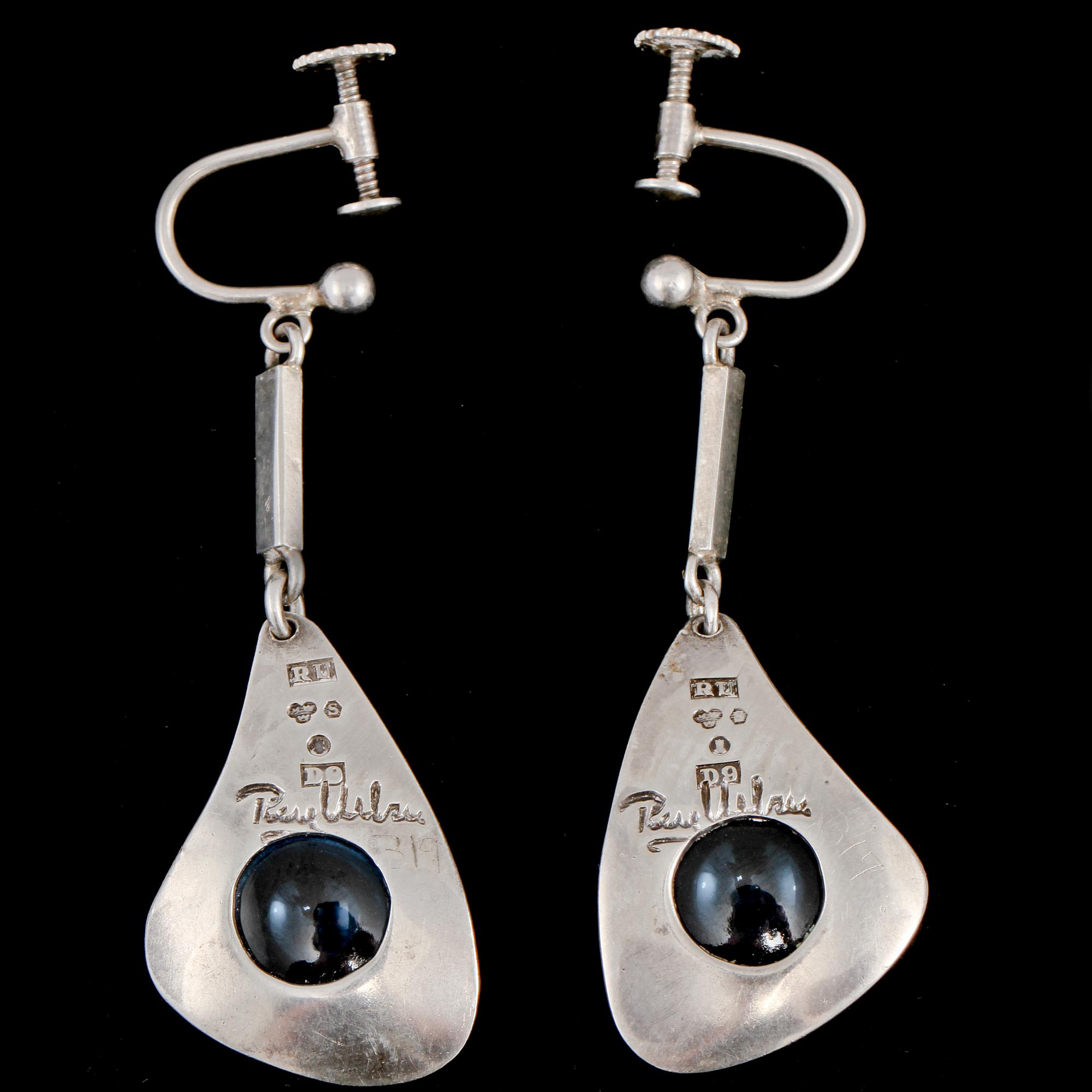 ÖRHÄNGEN, ett par, silver med cabochonslipad blå sten, ray Urban, Stockholm, 1954. Vikt 9 g.