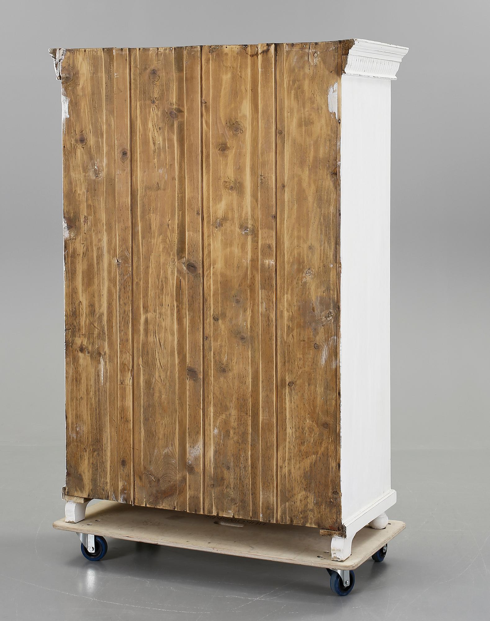 KLÄDSKÅP, 1900-talets första hälft.