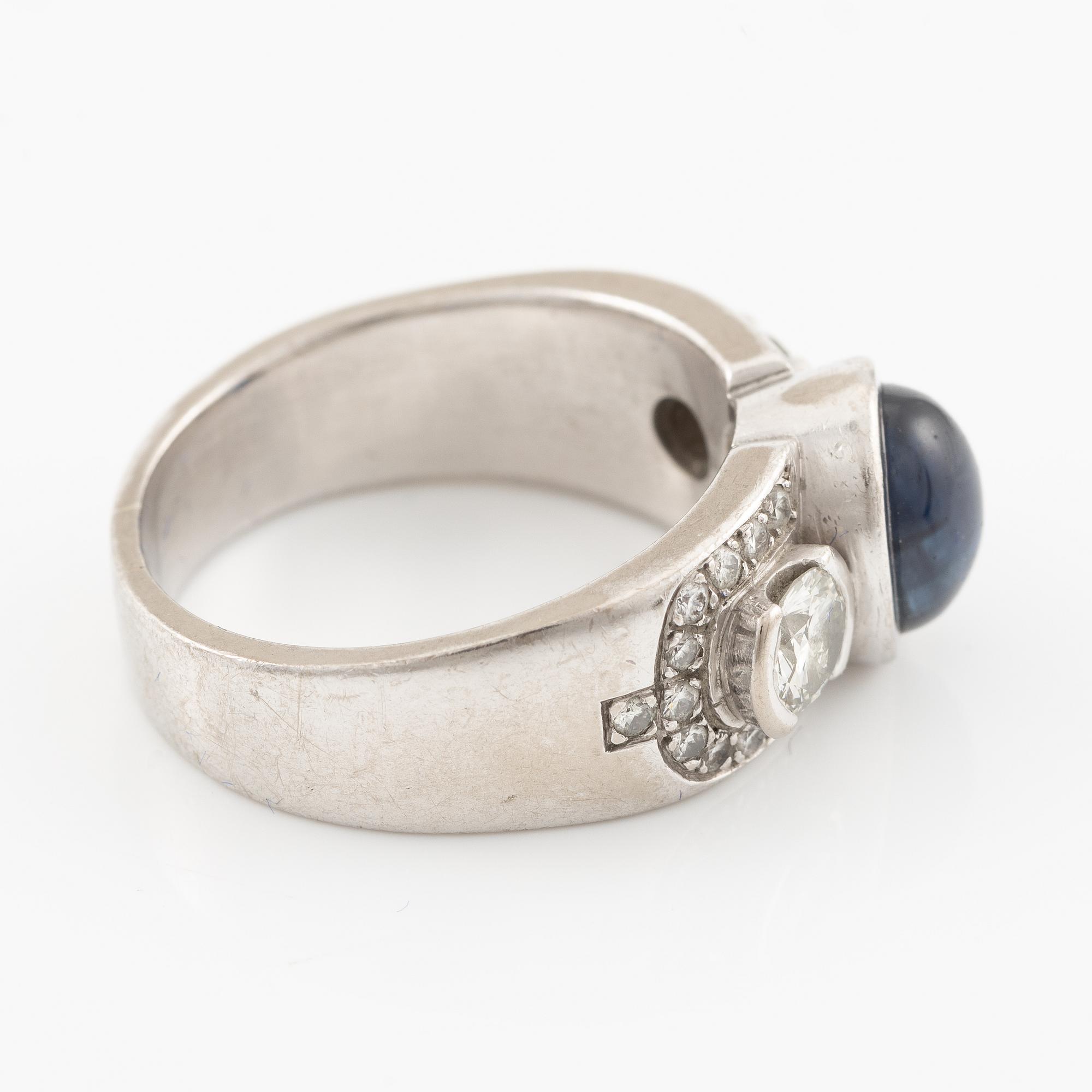Ring in 18K white gold set with a cabochon-cut sapphire and brilliant-cut diamonds, Kenneth Magnell.