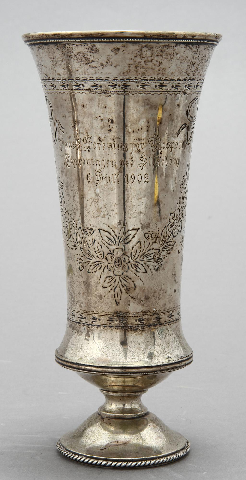VAS samt BÄGARE, silver, Danmark samt otydliga stämplar, 1852. Vikt 359 gram.