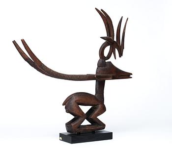 HUVUDPRYDNAD. Tshiwara (stiliserad antilop). Trä. Bambara-stammen. Mali ca 1930-1940. Höjd 52,5 cm.