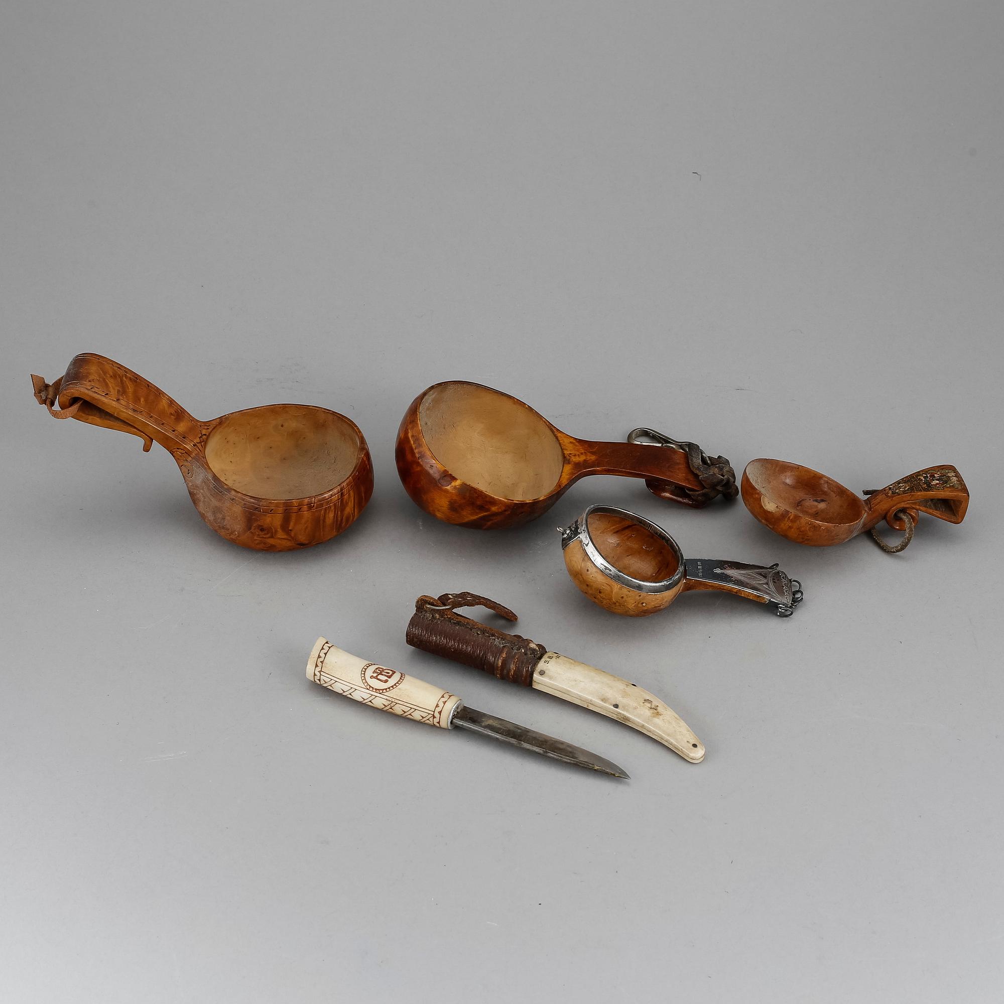 SAMEKNIV & 4 KÅSOR, en med silver av Nils Olof Lindbäck, Nederkalix, 1898.