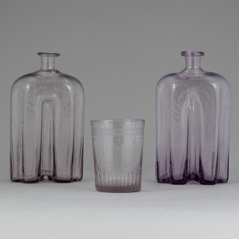 GLAS samt FLASKOR, 2 stycken, glas, 1800-tal.