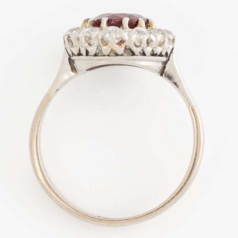 Ring, carved, 18K white gold with a ruby and old-cut diamonds.