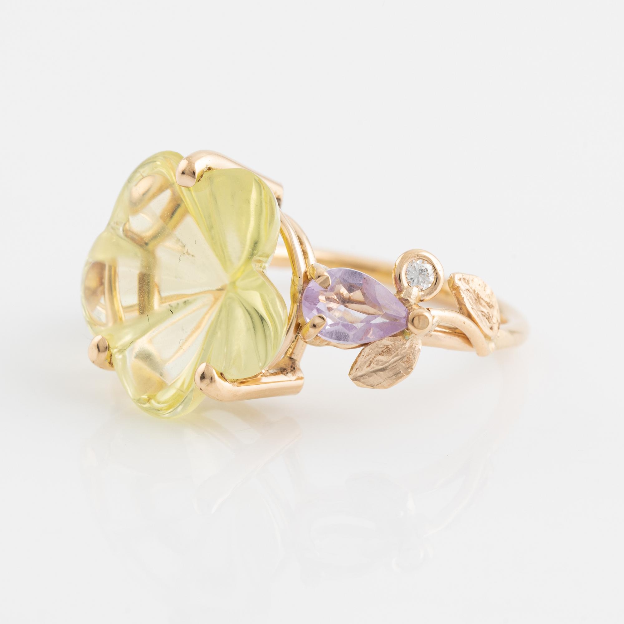 Ring med skuren limekvarts i form av blomma, ametister och briljantslipade diamanter.