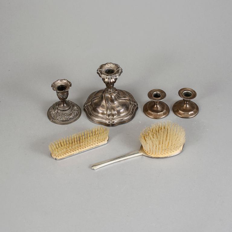 PARTI SILVER, 1900-tal, Tyskland och England. 6 delar varav 4 ljusstakar, 1 borste och 1 bordsspegel.