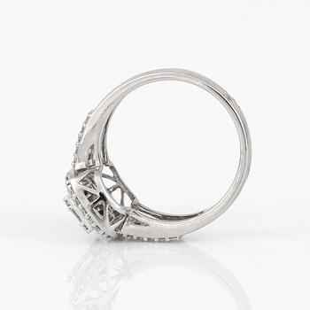 RING, med briljant, baguette och prinsesslipade diamanter, totalt ca 0,52 ct.