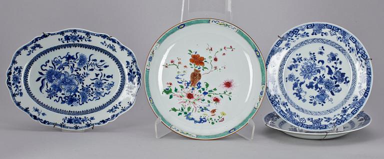 STEKFAT, SKÅLFAT samt TALLRIKAR, ett par, porslin, Kina, Qianlong 1700-tal.