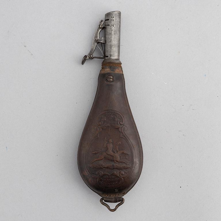 A lot comprising five powderhorn and flasks, and a flintlock. 18th and 19th Century.