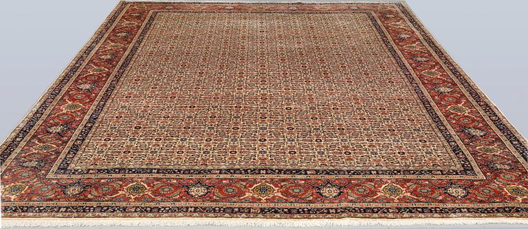 A Sarouk carpet, approx. 337 x 243 cm.