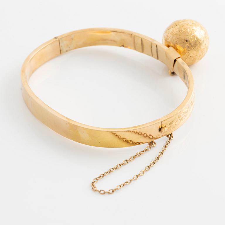 An 18K gold charm bracelet.