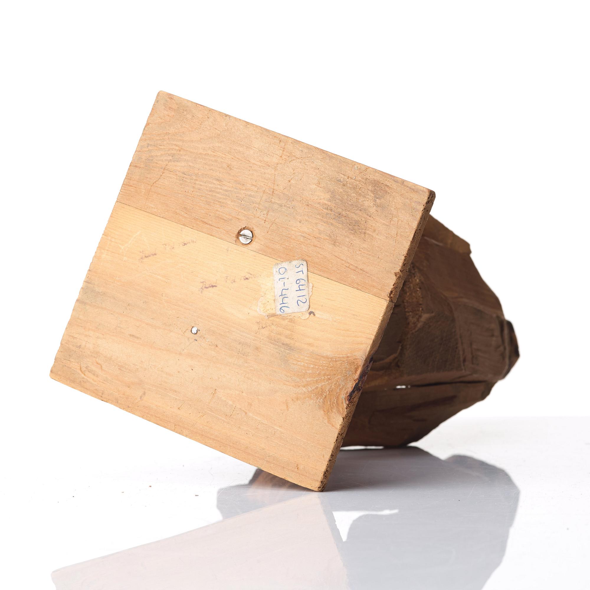 Axel Petersson Döderhultarn, Standing accordionist.