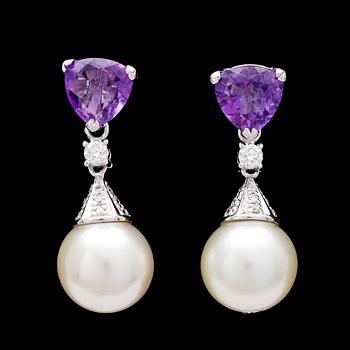 262. EARRIGNS, cultured South sea pearls, 11,4 mm, amethysts and brilliant cut diamonds, tot. 0.36 cts.