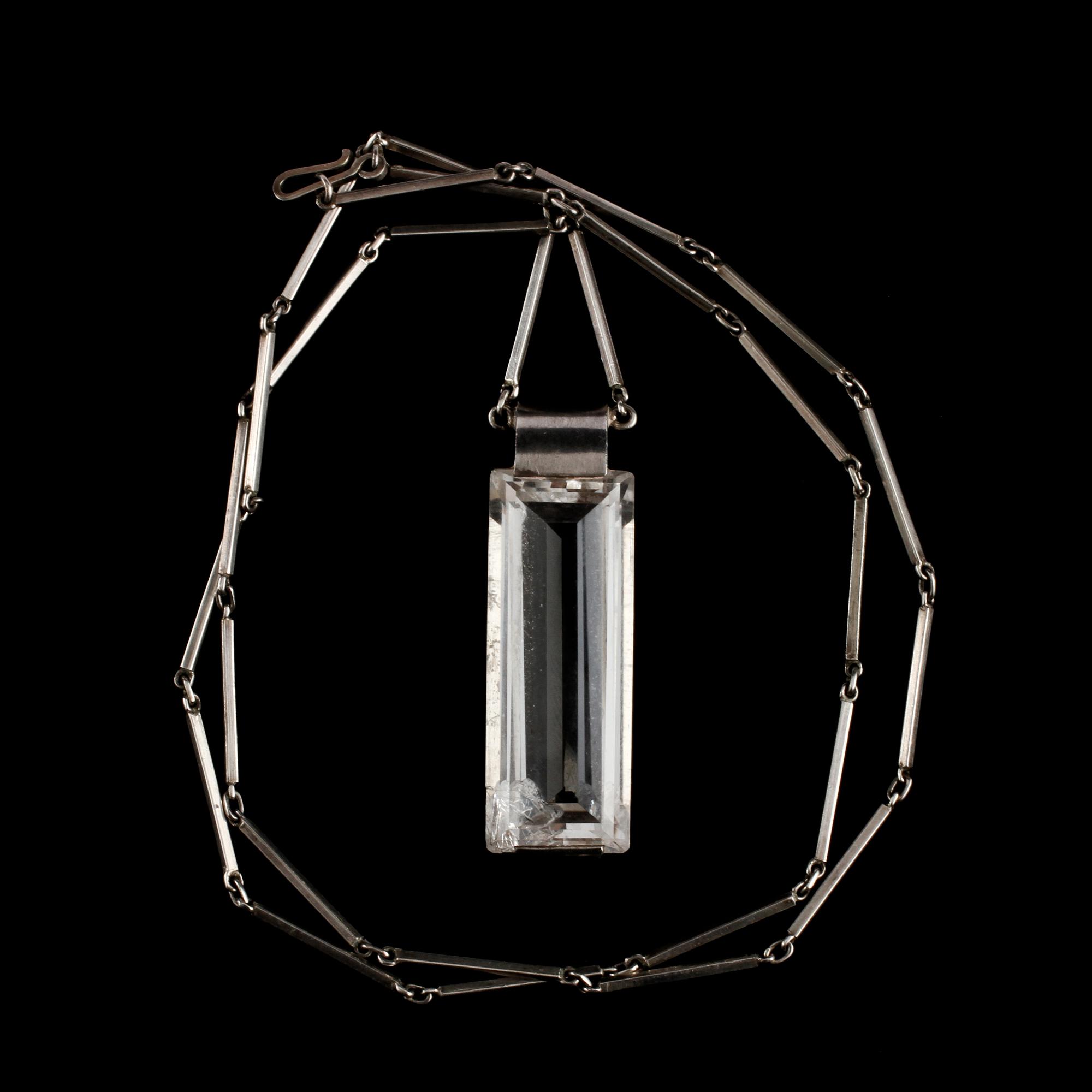 HÄNGE, silver med fasettslipad bergkristall, Stigbert för Heribert Engelbert, Stockholm, 1943. Vikt 27 g.