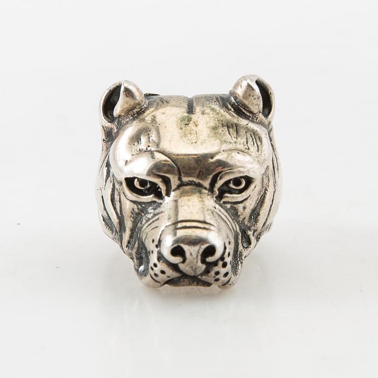 Ring, silver, in the form of a mastiff.