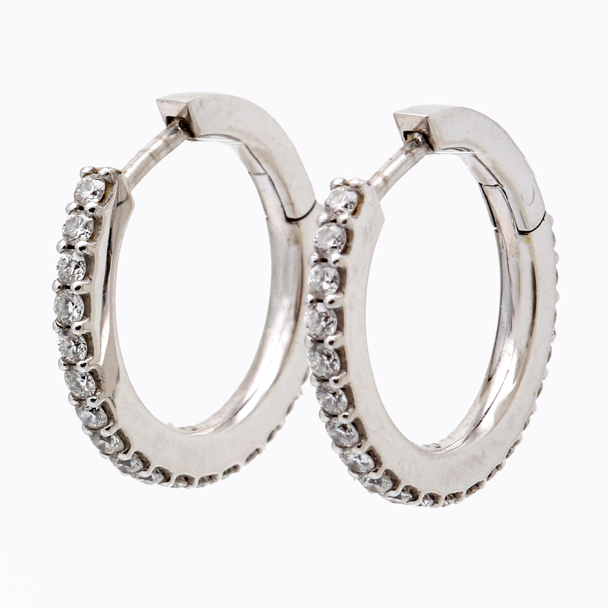 Ole Lynggaard earrings, 18K gold with 42 brilliant-cut diamonds 0,42 ct in total, TW VS, diameter 16 mm.