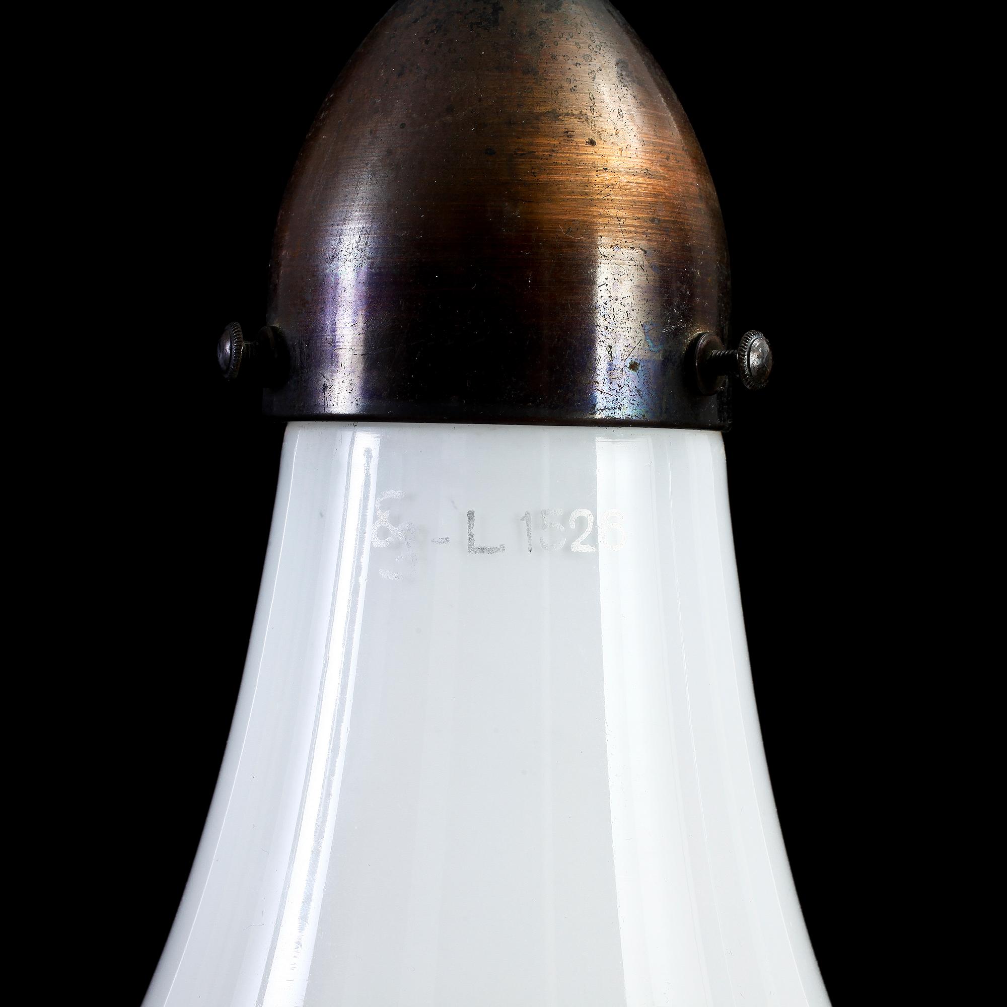 TAKLAMPA, Peter Behrens, för AEG (Allgemeine Electricitäts-Gesellschaft), 1900-talets första hälft. H ca 40.