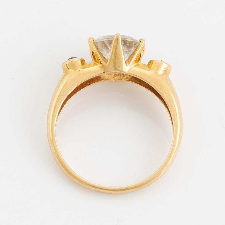 Ring 18K guld med vit topas och cabochonslipade rubiner.