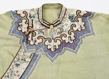 JACKET, SILK. China, late Qing dynasty. Height 79,5 cm.