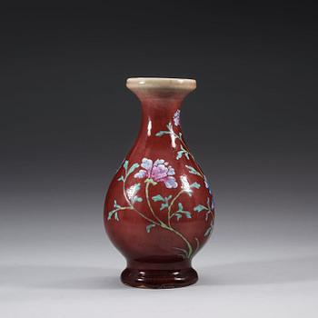 A 'sang de boef' glazed vase, late Qing dynasty (1644-1912).