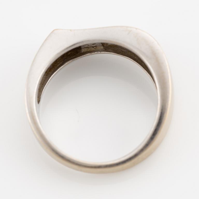 Ring, 18K white gold with small diamonds.
