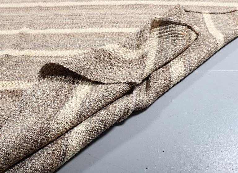 A FLATWEAVE RUG, 302 x 250 cm.