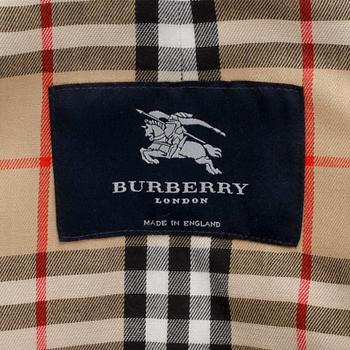 BURBERRY, trenchcoat samt sjal.