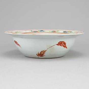 A large famille rose bowl, Qing dynasty, late 19th century.