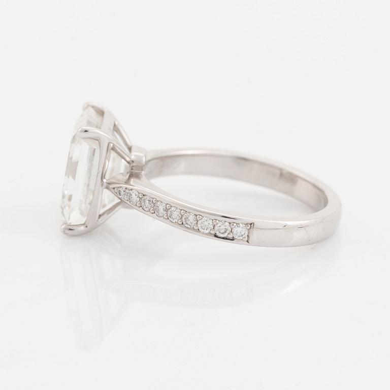 An Engelbert ring in 18K white gold set with an emerald-cut diamond 3.53 ct G vvs 2.