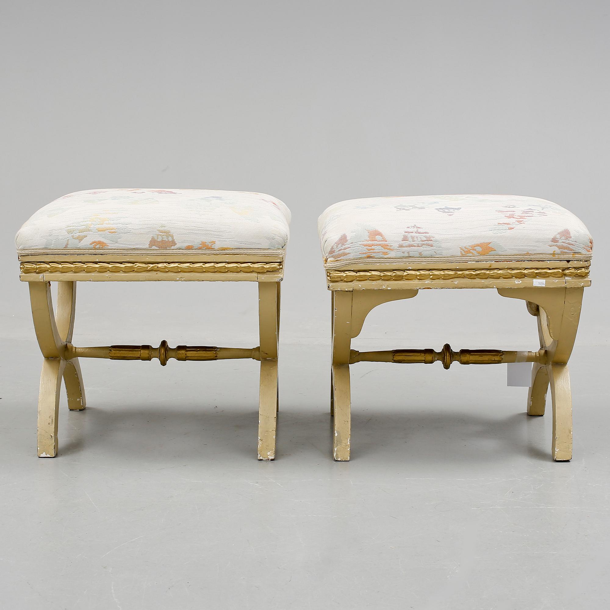 TABURETTER, ett par, sengustavianska, omkring år 1800.