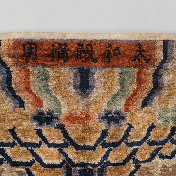 CARPET. Antique silk China relief. 256,5 x 158 cm. Late Qing dynasty (1644–1911).