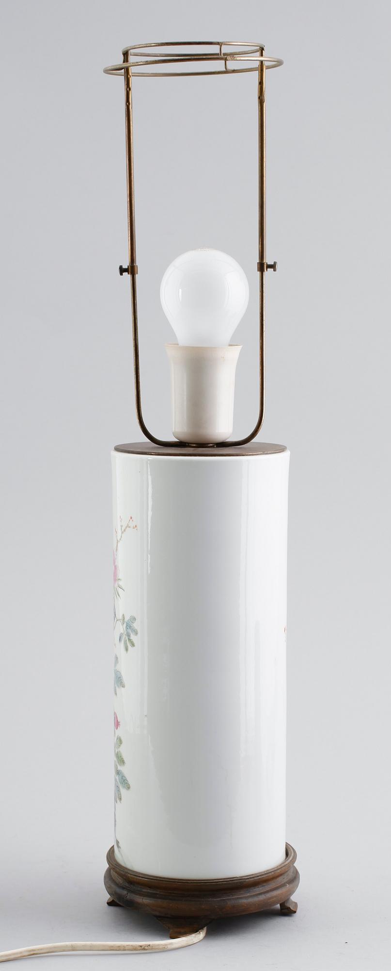 BORDSLAMPA, porslin, Kina, 1900-tal.