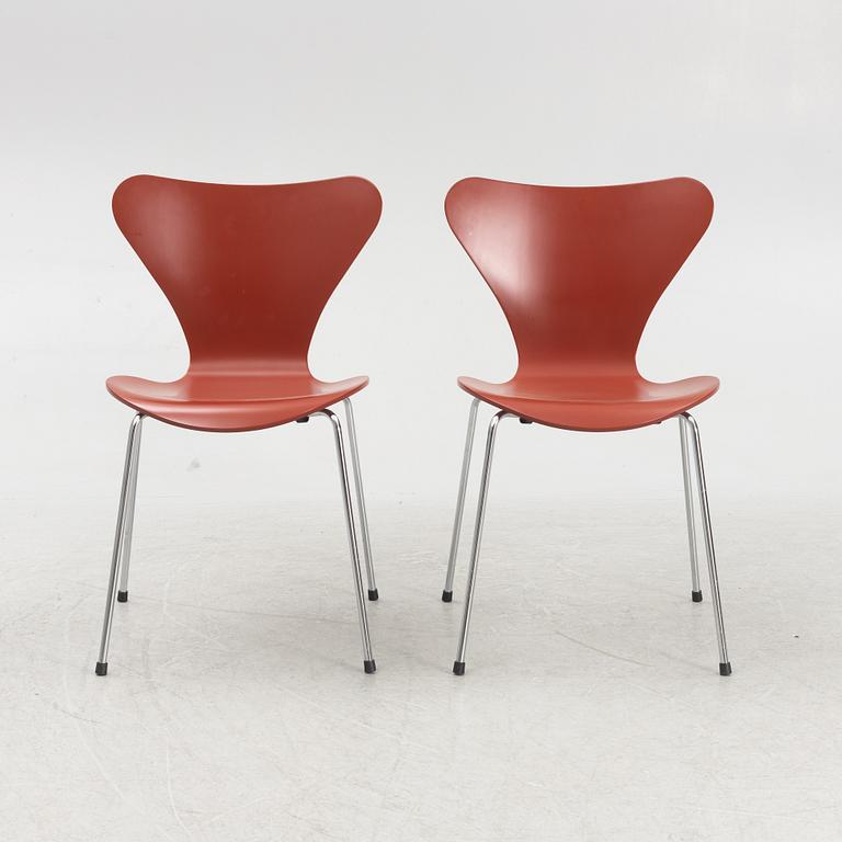 Arne Jacobsen, chairs, 5 pcs, "The Seven", Fritz Hansen, Denmark. 2022.