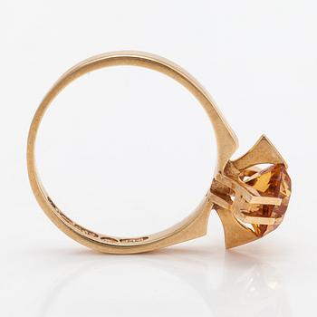 Ring, 14K guld och syntetisk safir. Alppikulta, Helsingfors 1962.