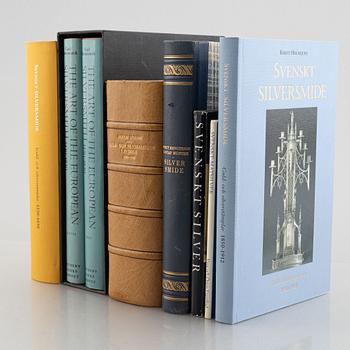 Collection of literature on silver, 8 volumes, including 'Svenskt silversmide 1520-1850'.