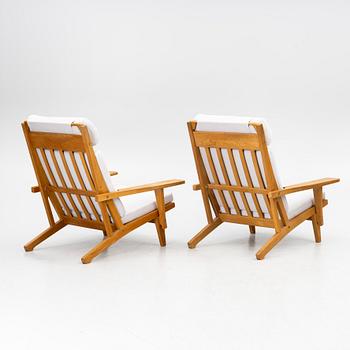 Hans J. Wegner, armchairs, a pair, "GE375", Getama, Gedsted, Denmark.