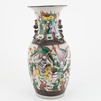 A Chinese enamelled vase, late Qingdynasty / around 1900.